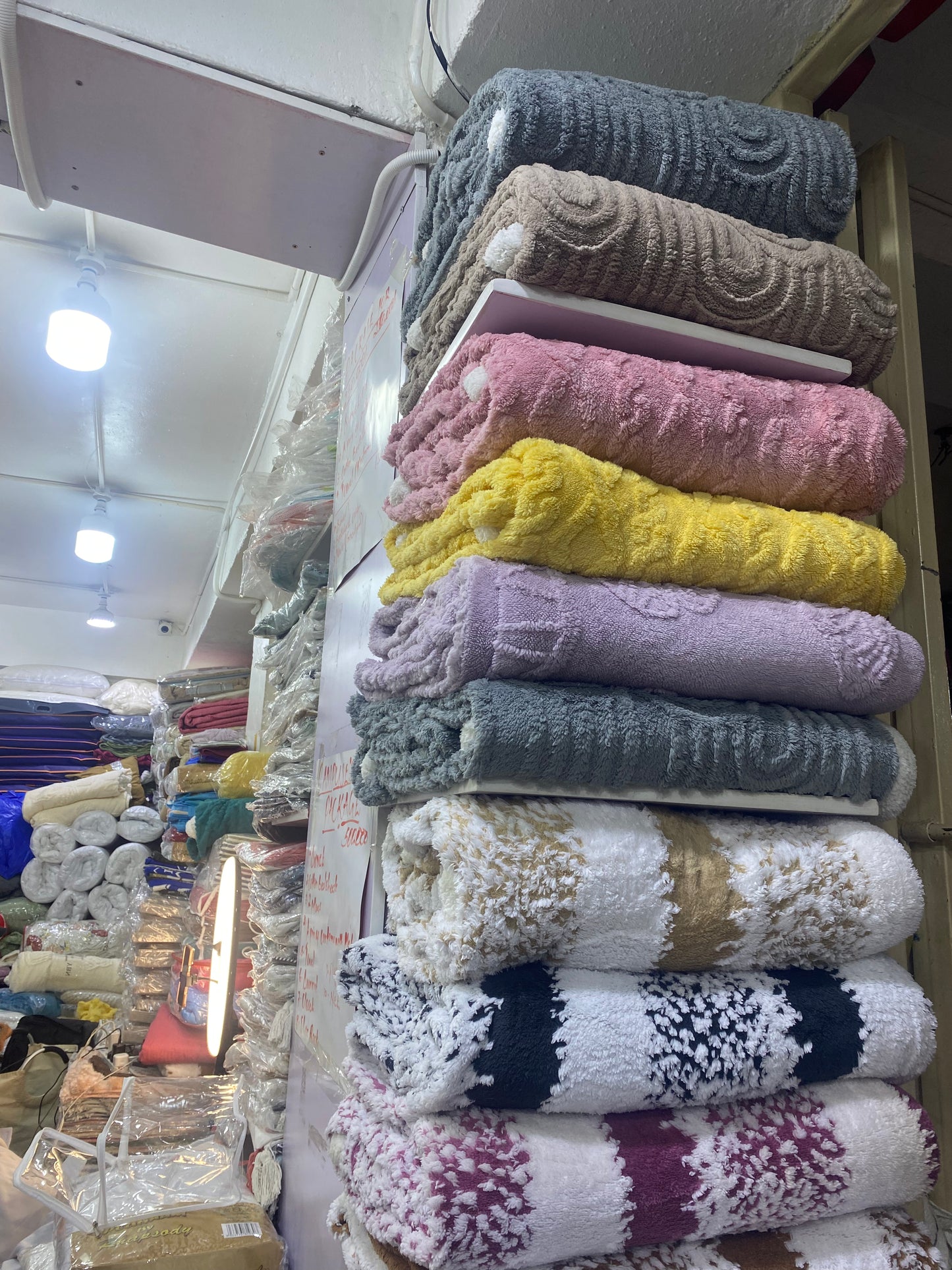 Cozy Throw On (Chair/Bed) – Warm & Soft Comfort
